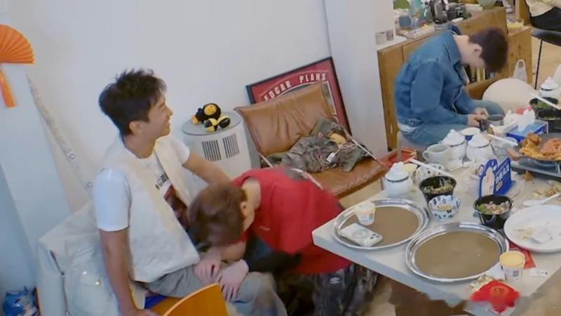 鹿晗崩溃先找邓超邓超陈赫的歌比鹿晗多哈哈哈哈哈 鹿晗看表演看到自闭，下意识就往邓