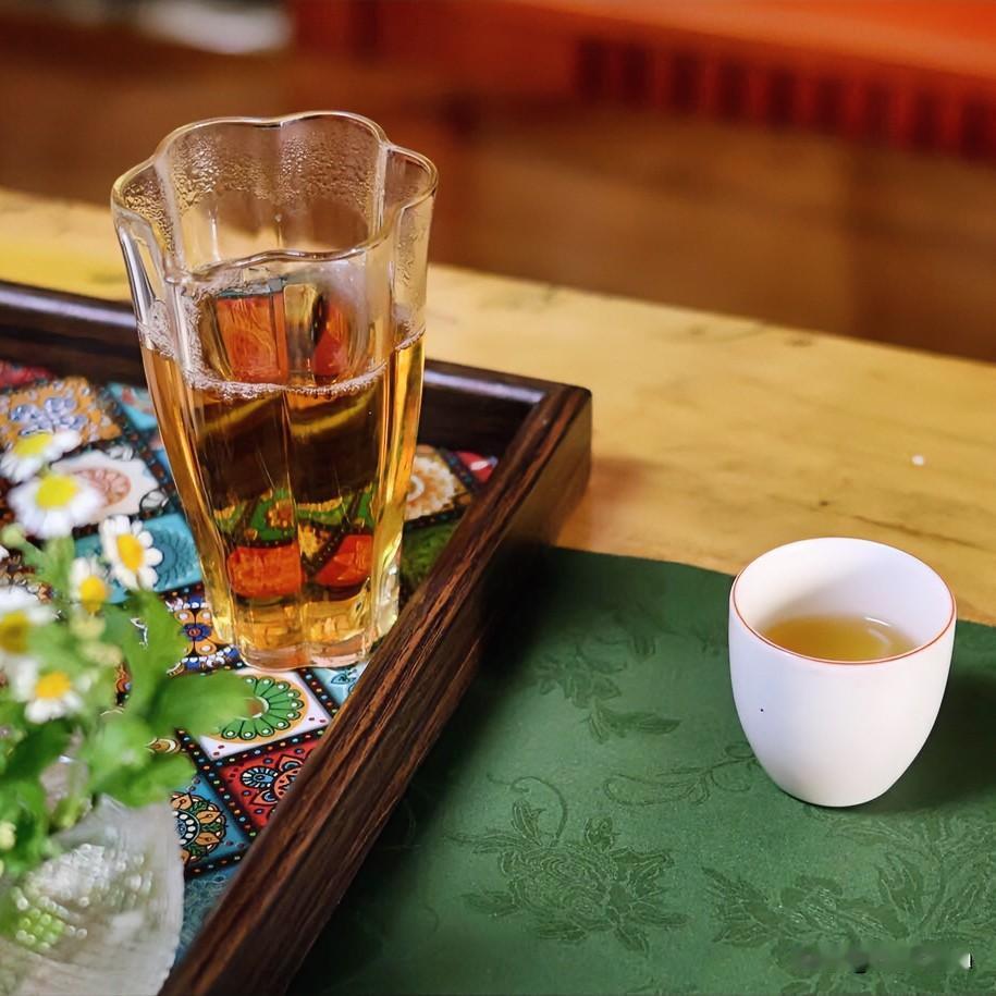 《茶道七律》
沸汤倾盏叶浮沉，辗转青瓷意自深。
半盏清光澄世虑，千般滋味淡中寻。