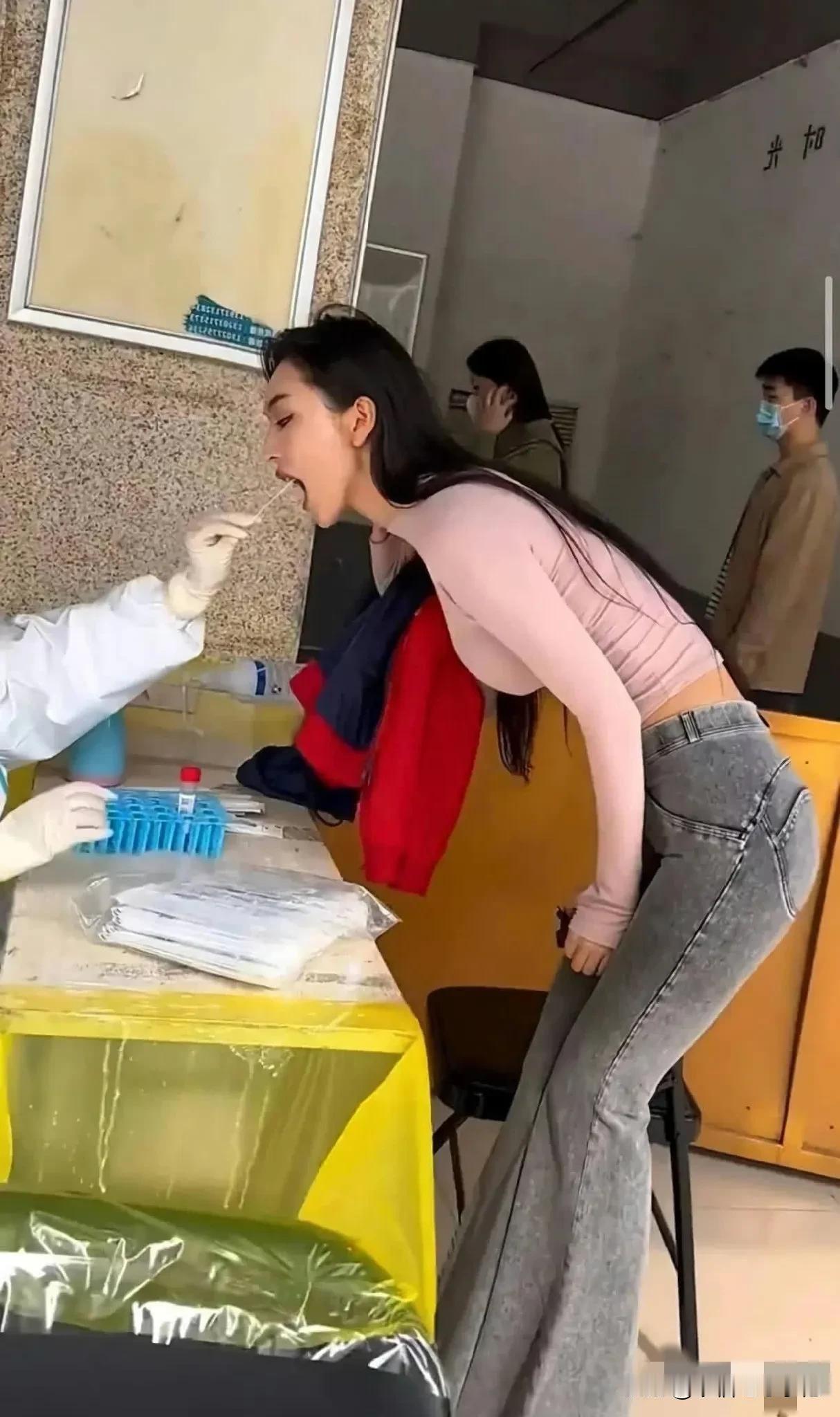 有时候，身材高大并非全然是件好事，比如在参与核酸检测时可能带来一些不便