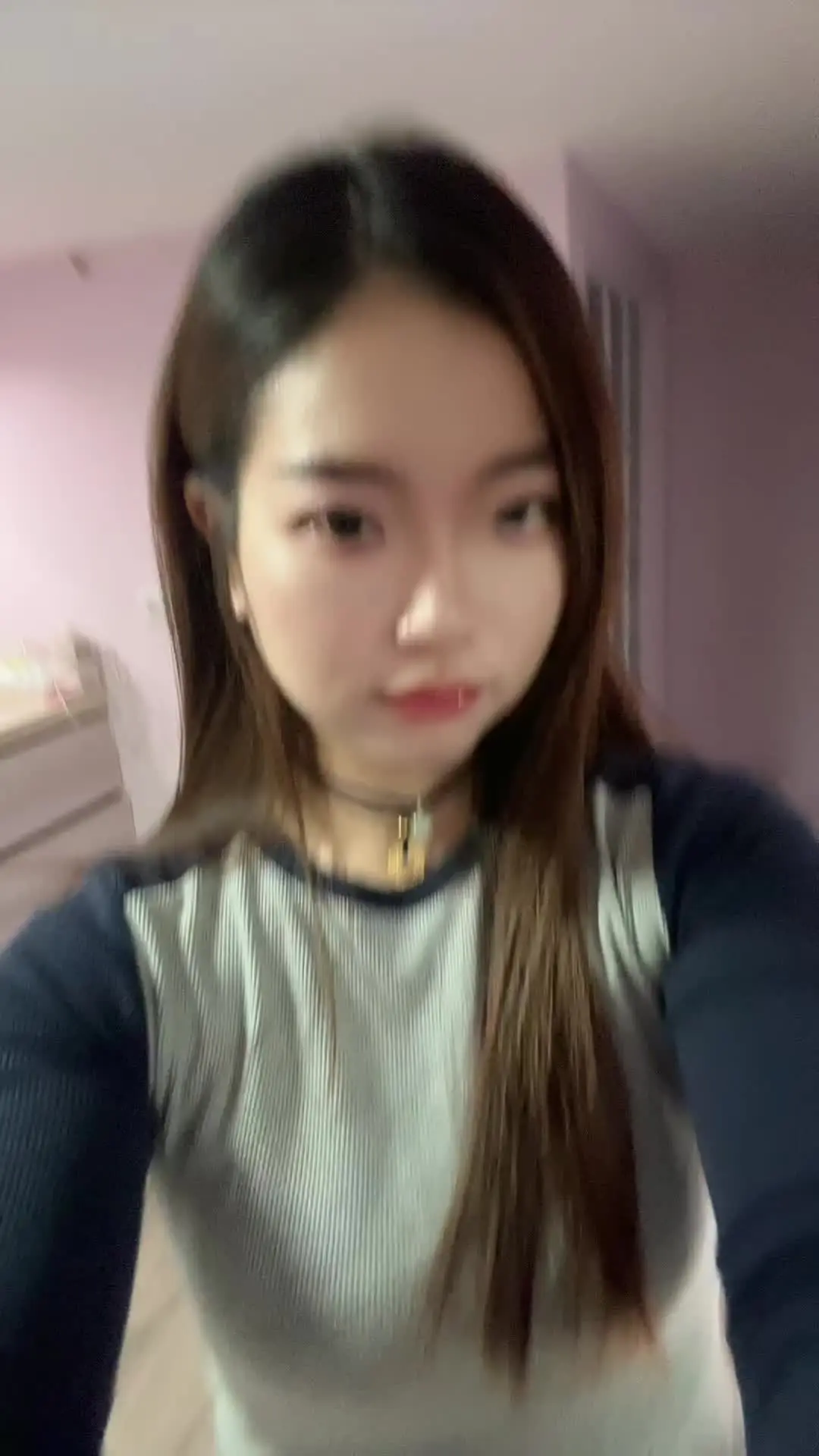 偷偷的哭 because～ 我是一个脆弱的女人