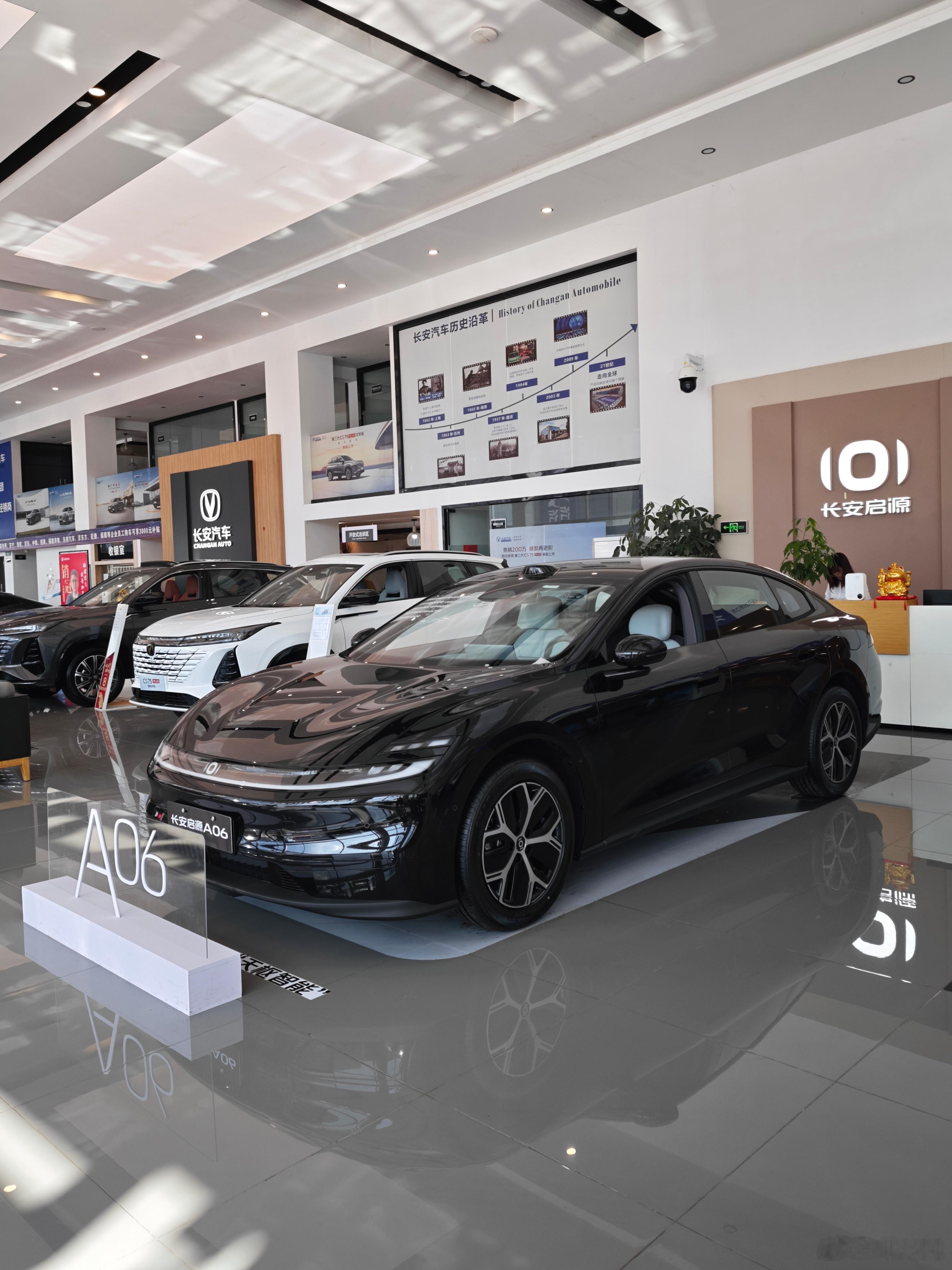 启源A06，一个在车展上就让我很好奇的大新车。它拥有一切吸引人的因素，有大气的外