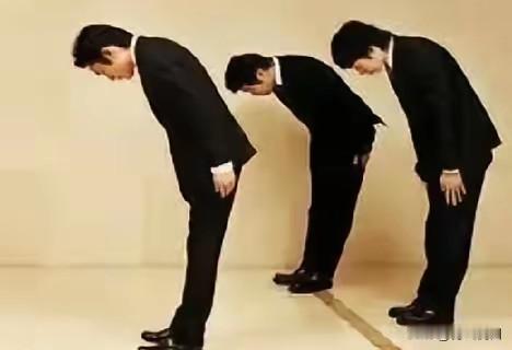 报应来得真快！日本电影说撤就撤，但真正该反思的怕不是片方——那些穿着奇装异服在街