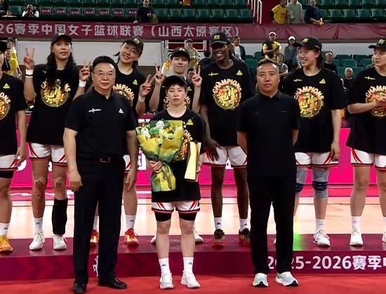 总冠军FMVP不值一个国家队名额吗？？？精灵小后卫李缘末节连续三分彻底杀死比赛！