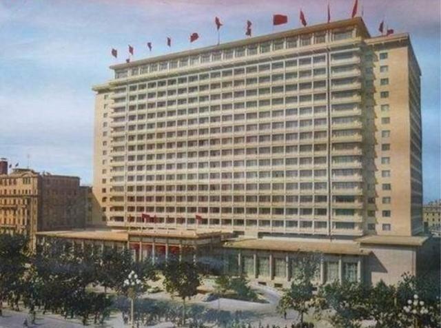 1973年，中央警卫团政委杨德中奉命视察正在新建的北京饭店，而视察的结果却让他大