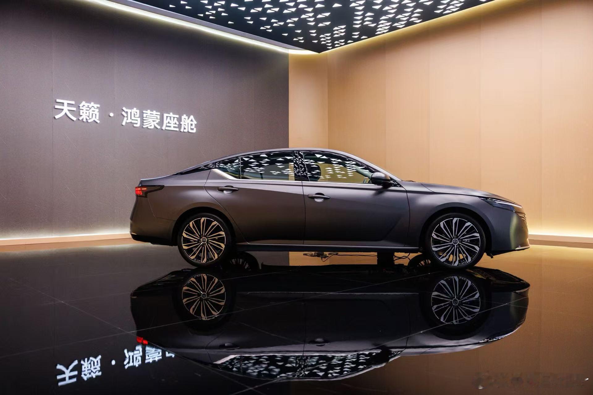 燃油车智能内卷天花板！天籁·鸿蒙座舱广州车展上市，全球首个鸿蒙座舱燃油车头衔含金