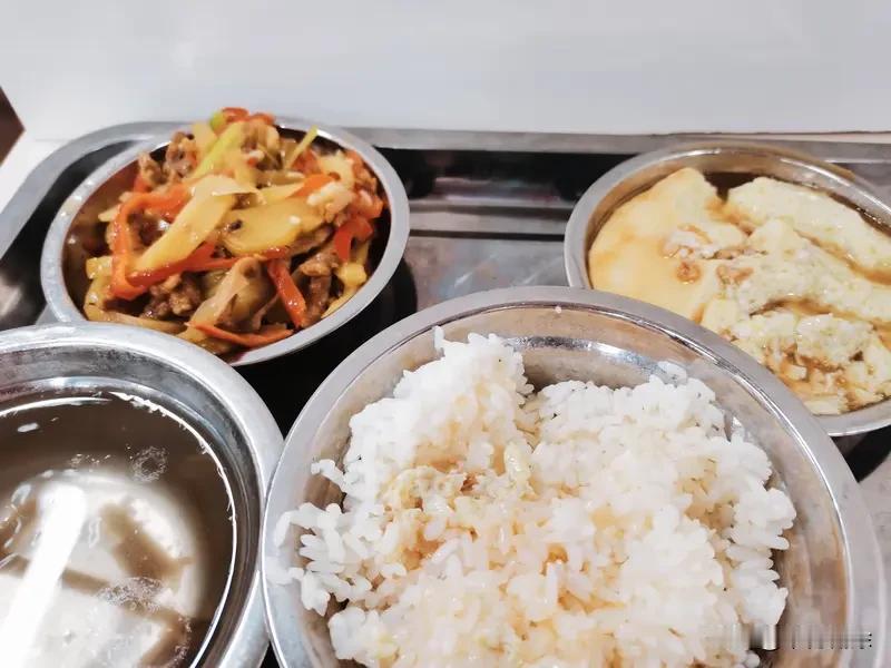 分享这张回家路途拍到的照片，画面里一排中国年轻男消防员正在食堂吃饭。他们身着制服