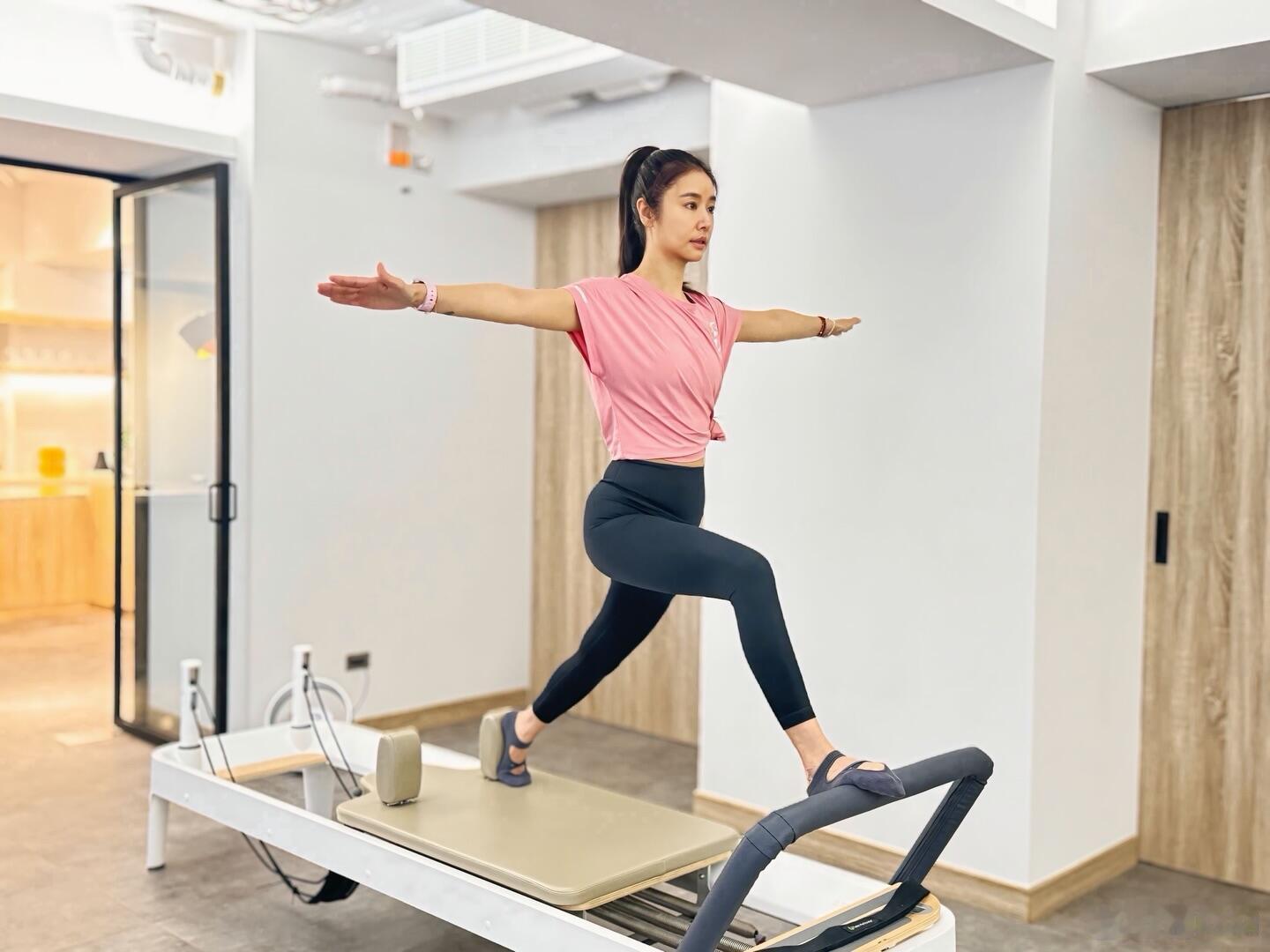 林心如50岁身材50岁林心如身材林心如练瑜伽，核心稳得一批，肌肉线条也太好看了吧