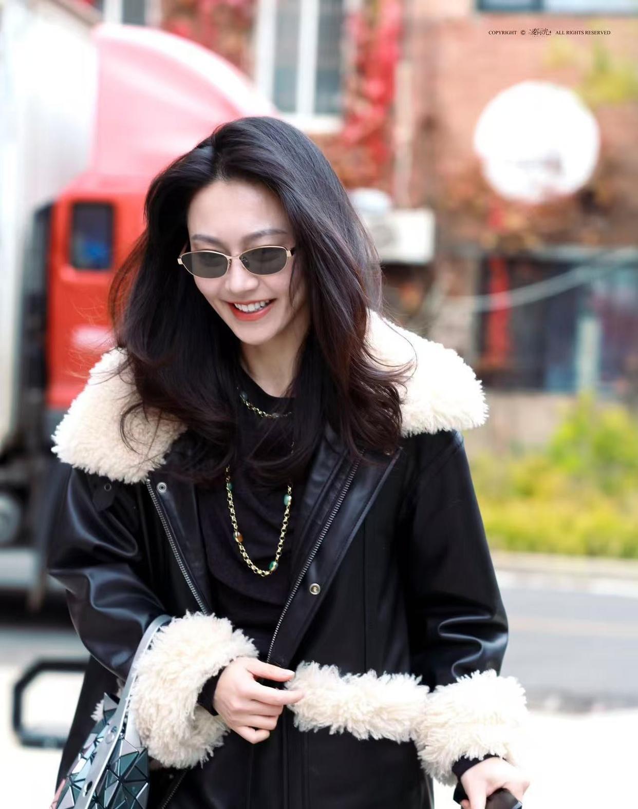 黄梦莹穿黑色毛领外套，配半身裙和短靴，私服为啥这么洋气？