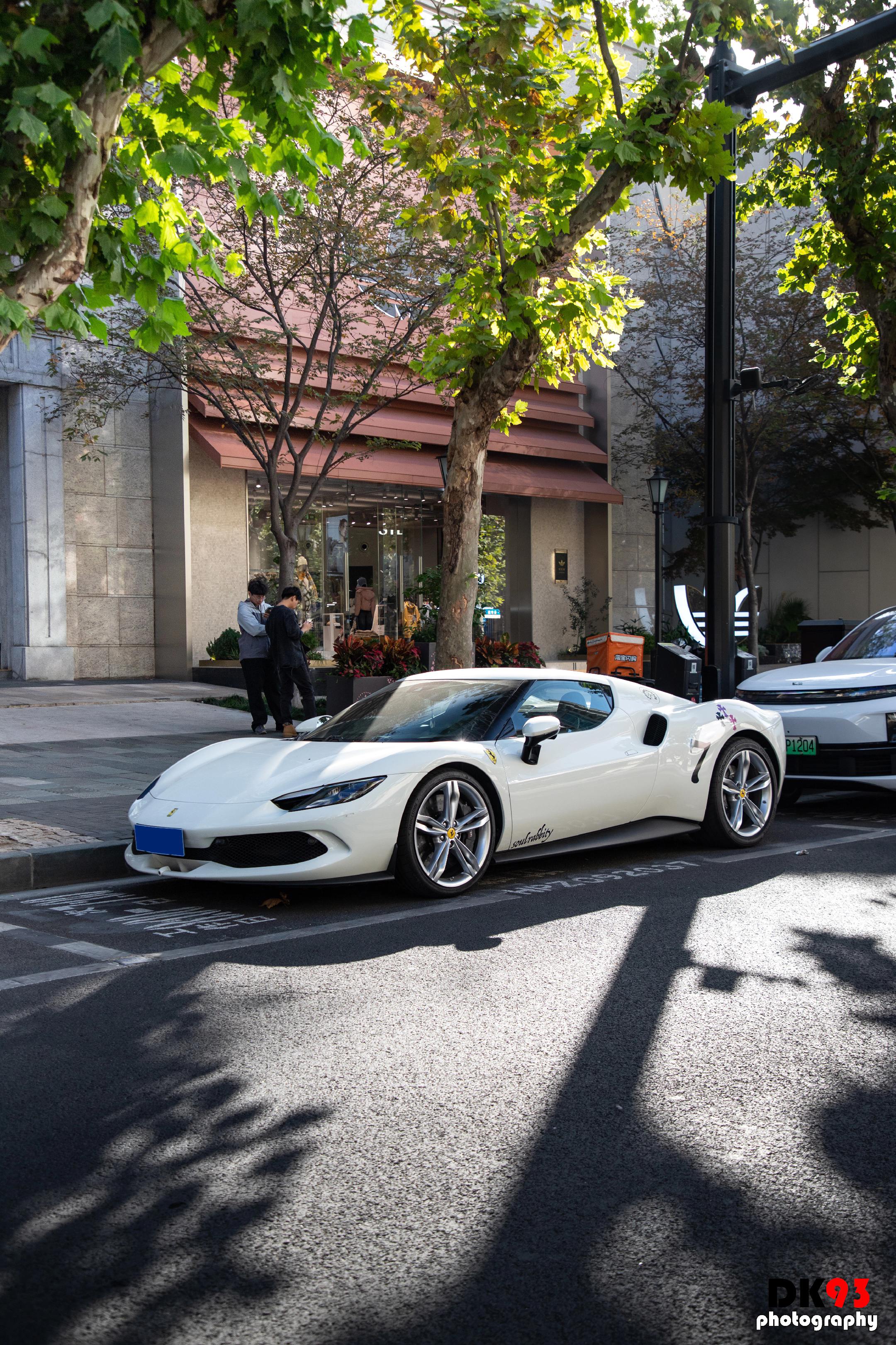 阳光明媚 冬日暖阳。纯白 也不是黑色车顶 法拉利296GTB 一个午后...