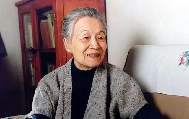 “当你真正懂得爱自己了，你就不会晚睡了，也不会赖床了，你开始注意饮食，喜欢锻炼，