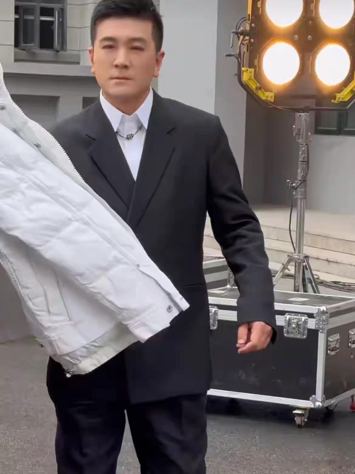 杨子参加《演员请就位3》还特意拉了个双眼皮和戴了顶假发… 