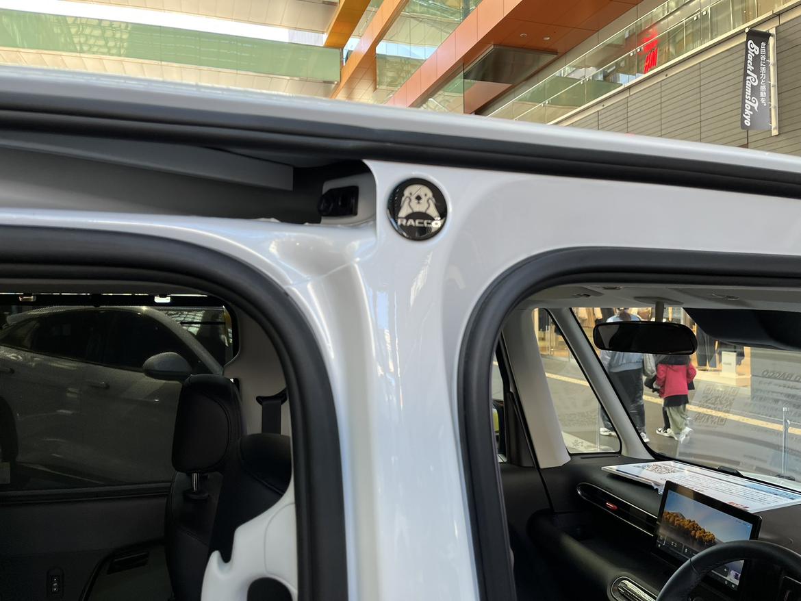 比亚迪的RACCO（水獭），高配车型甚至配备了电动座椅。
后排座椅自然支持滑动和