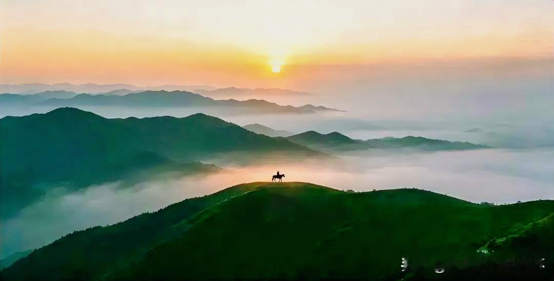 上联：山长水阔天涯路
下联：有请雅士[玫瑰][玫瑰][玫瑰]