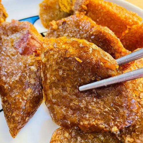 端午粽子剩一堆，还可以这么吃！
端午粽子美食
1、平底锅直接煎粽子、粽子碾碎做炒