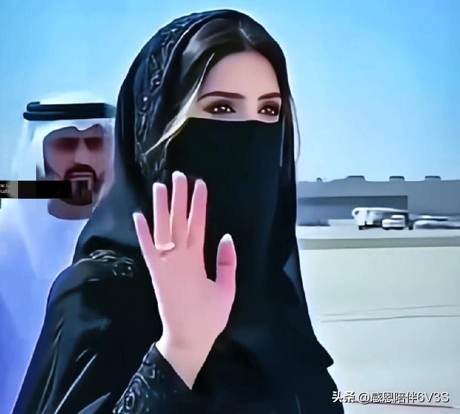 好家伙，一眼万年说的就是莫扎王妃吧！一出场气场直接炸裂，妆容神秘又高级，眼神灵动