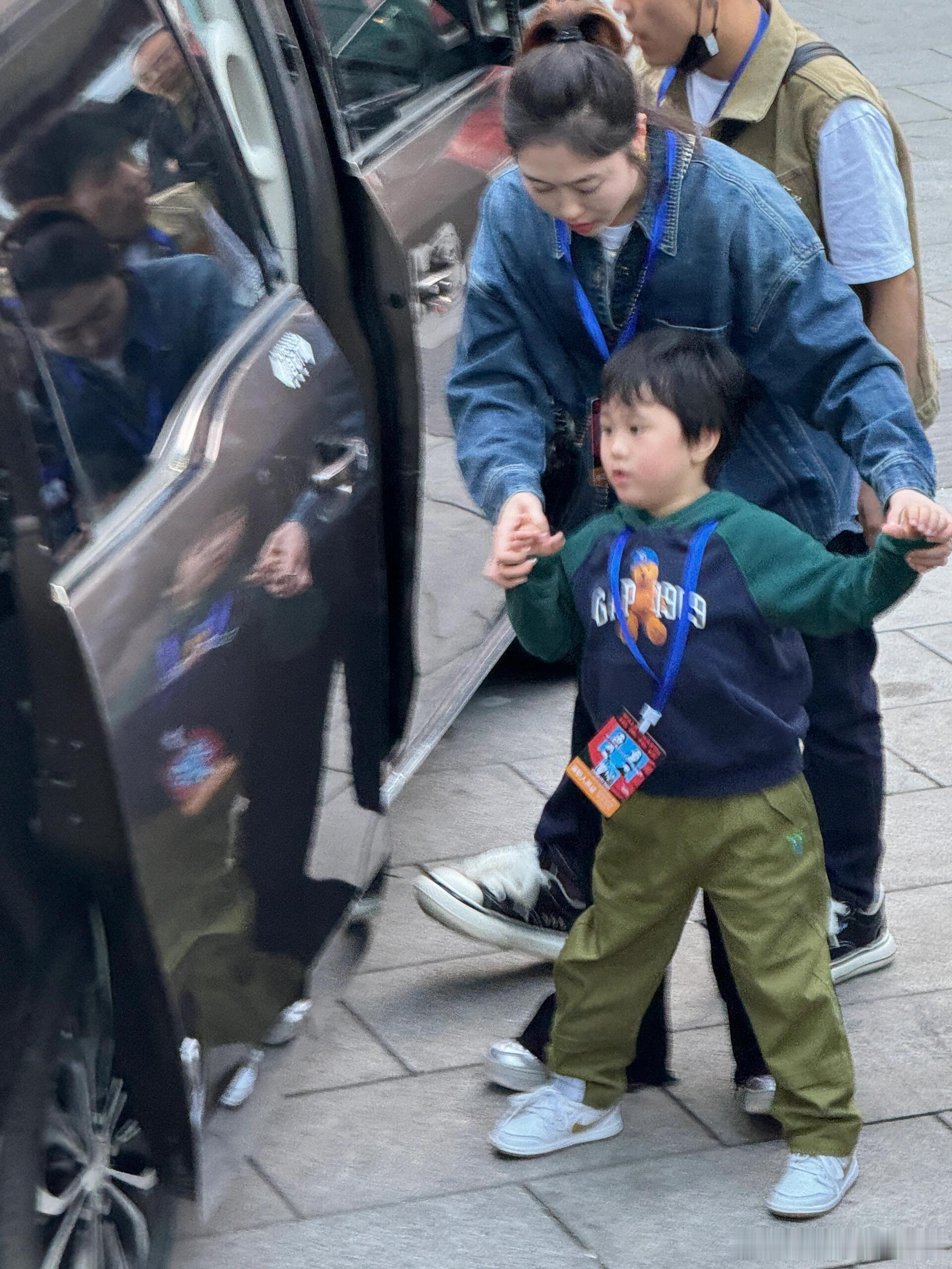马立奥又被妈妈给牵制住了哈哈！jiong妍 ：别动，别动，再动我扇你了哦[dog