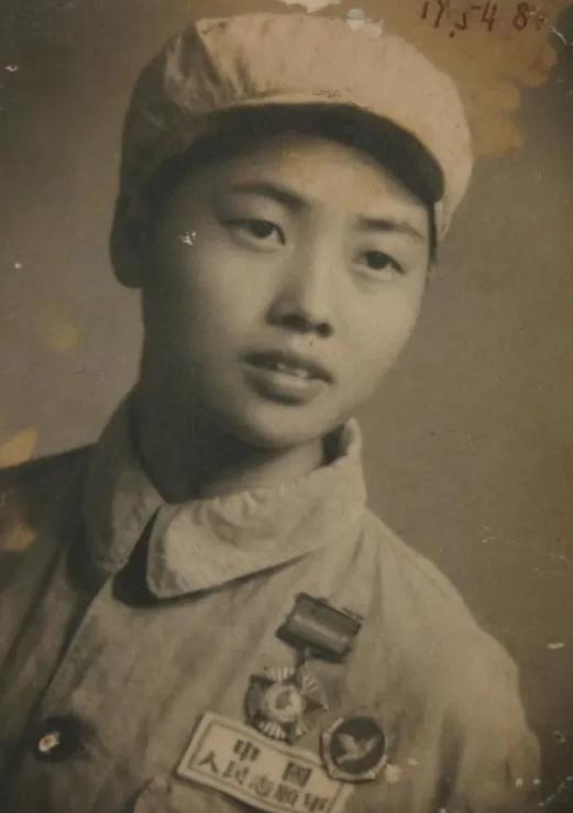 炮弹在耳边炸响，她再睁眼时，世界已经一片漆黑——可比失明更可怕的，是紧接着听到的