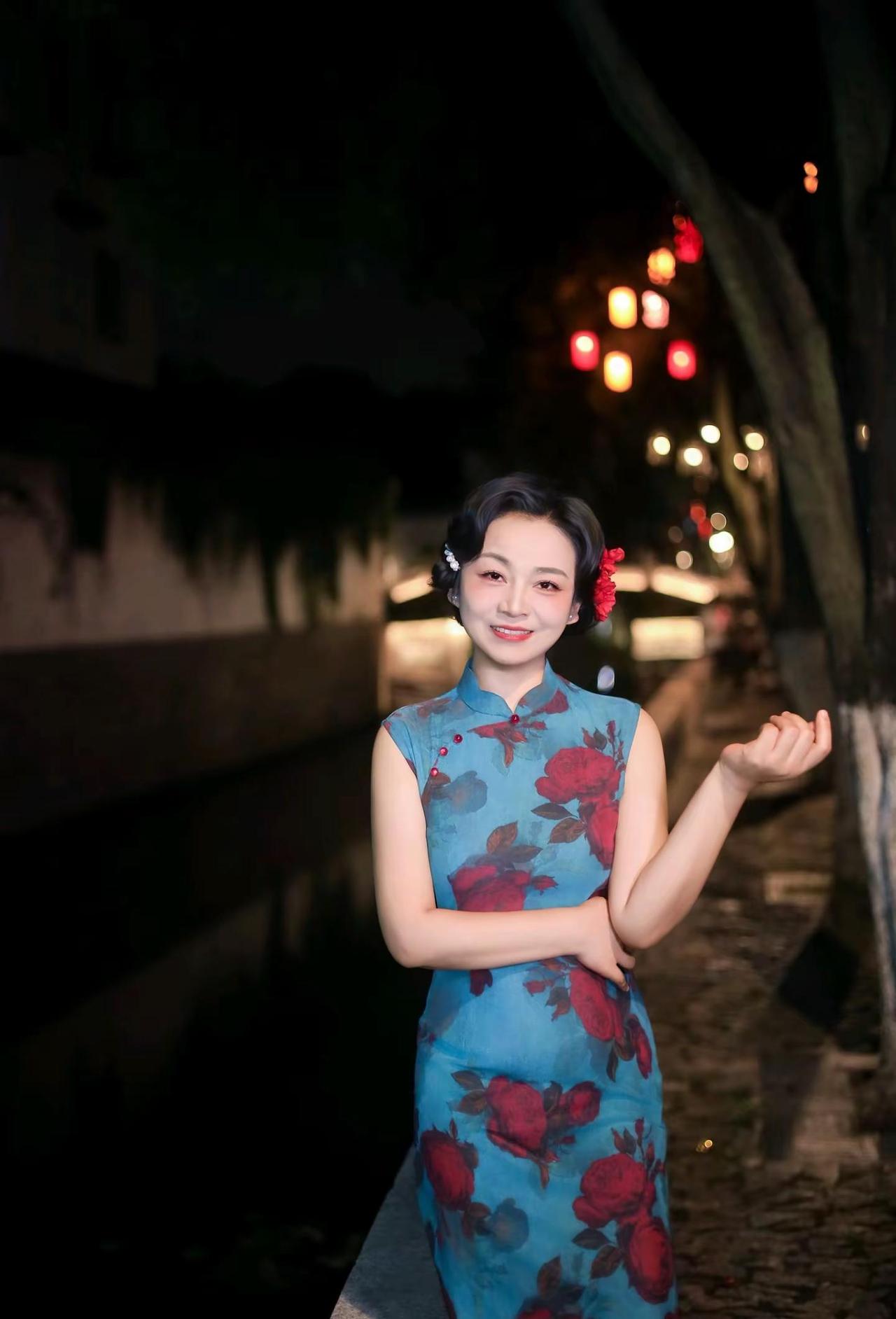 来苏州，总要拍一组旗袍写真吧。一袭旗袍，入梦姑苏夜游平江路，感受江南独有的浪漫苏