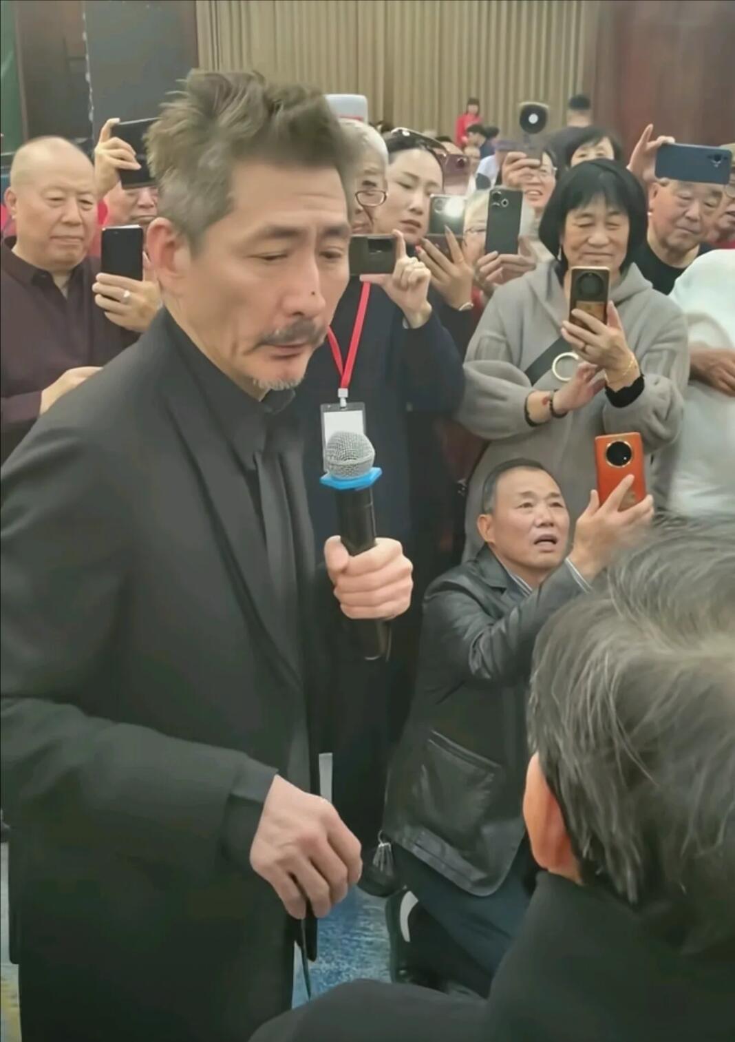 曾经的男神啊，现在也变成胡子拉碴的老男人了，大家对他还有印象吧。相信很多人可能不