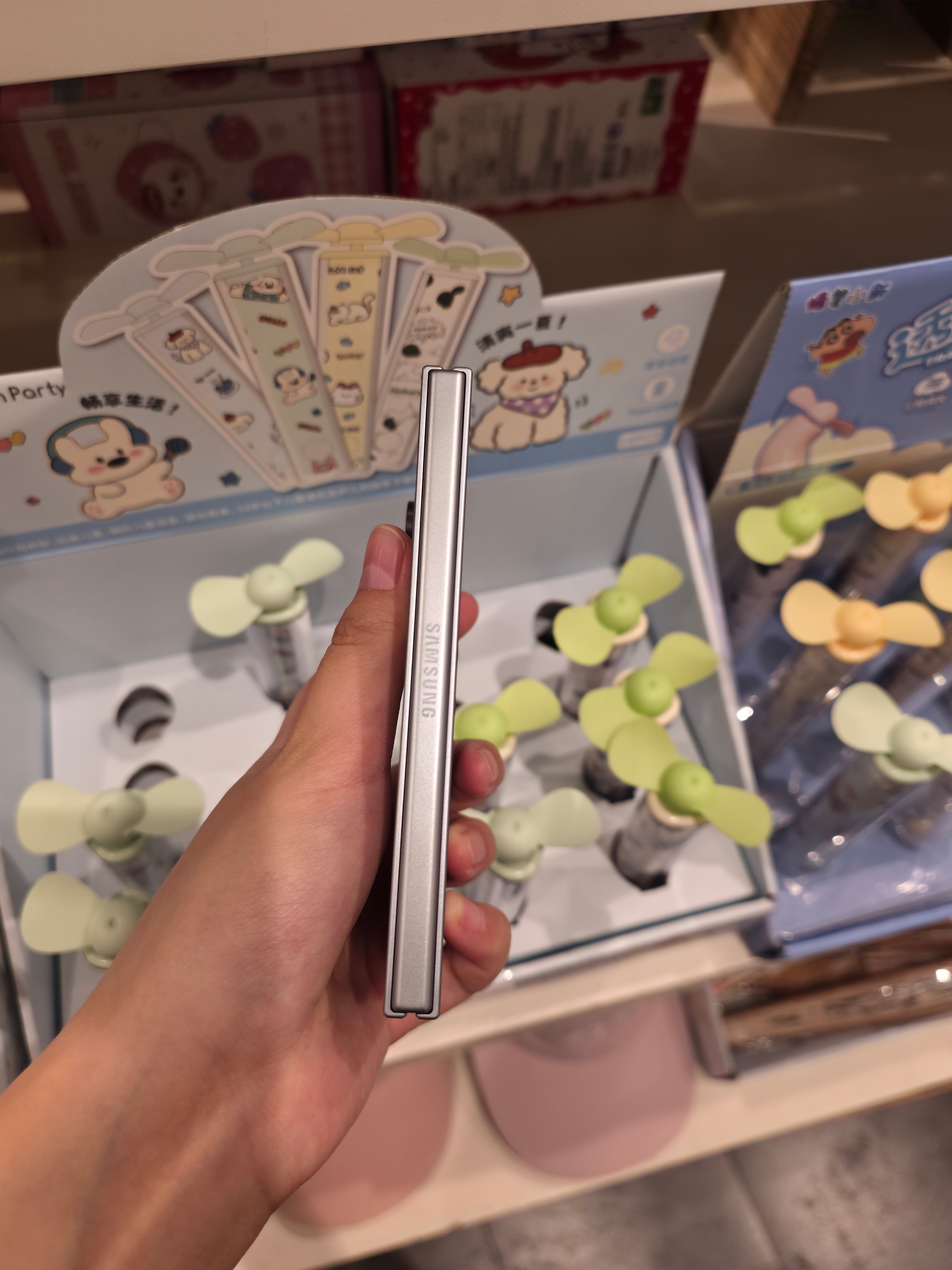 三星Fold 8薄薄一片塞进包里，展开大屏，不管是打游戏还是看视频，体验感都超棒