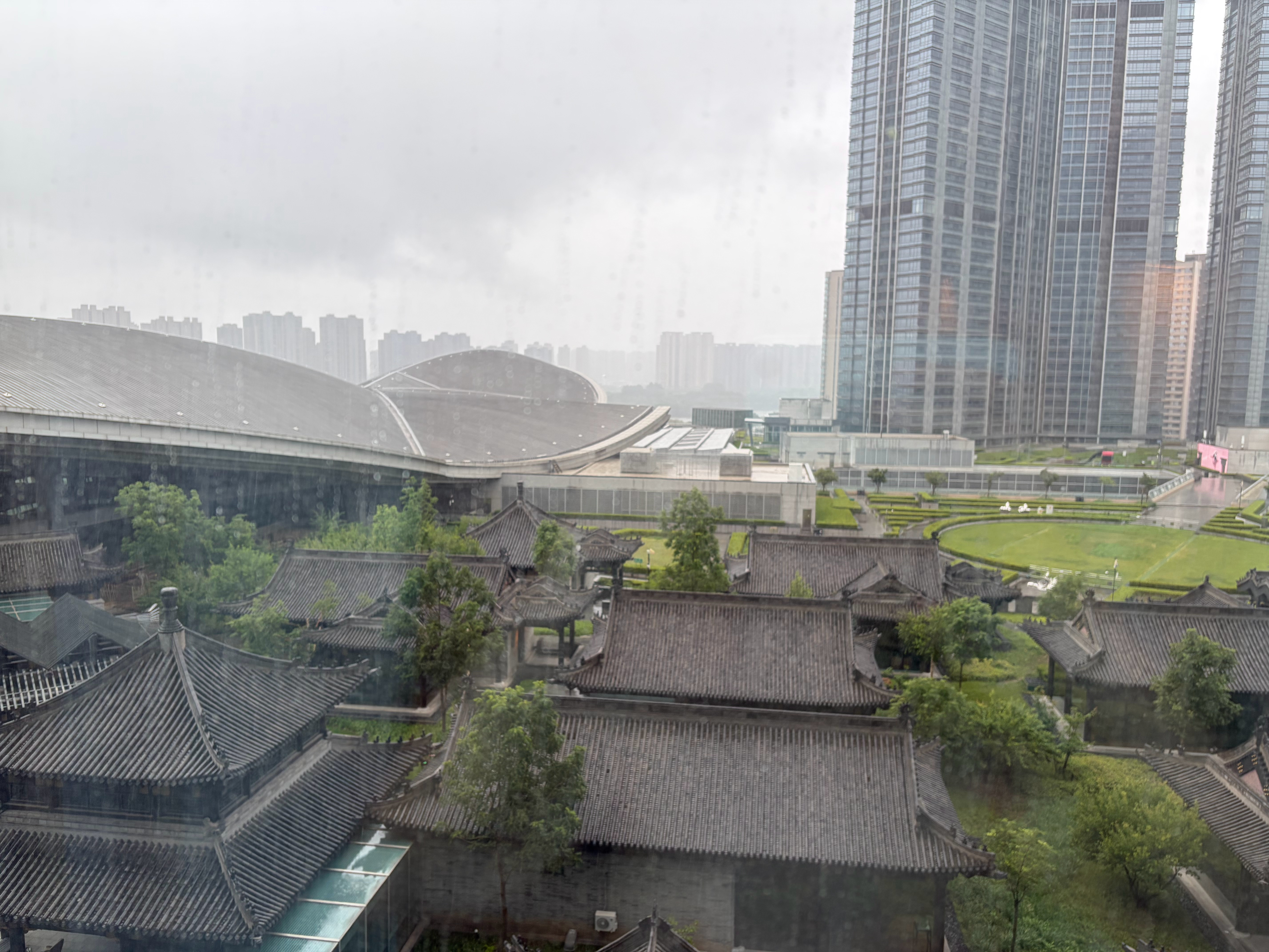 阴雨绵绵 只能窝在酒店了 