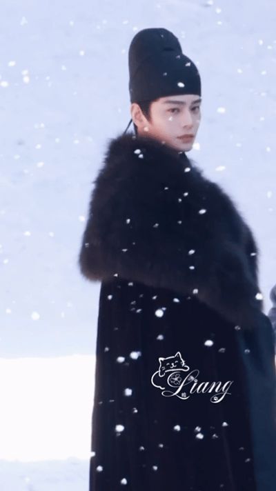 大氅迎来了他最权威的主人丁禹兮《司宫令》雪景带伤路透，怎么评？不愧是天潢贵胄啊赵