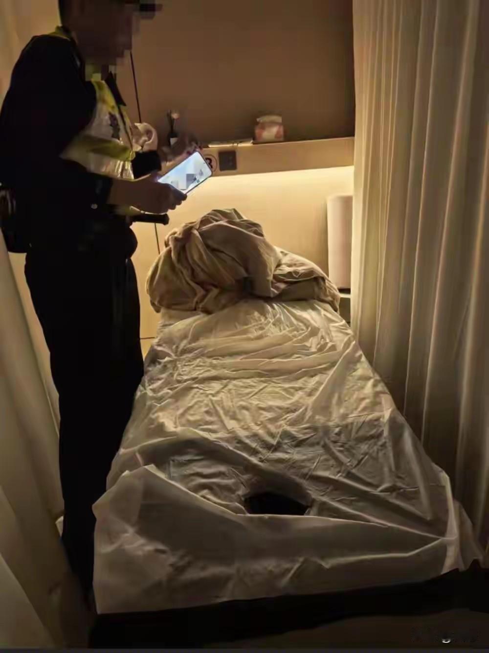 匪夷所思，广州一20多岁的年轻女子去按摩店消费，女子在店里面按摩，没想到51岁的