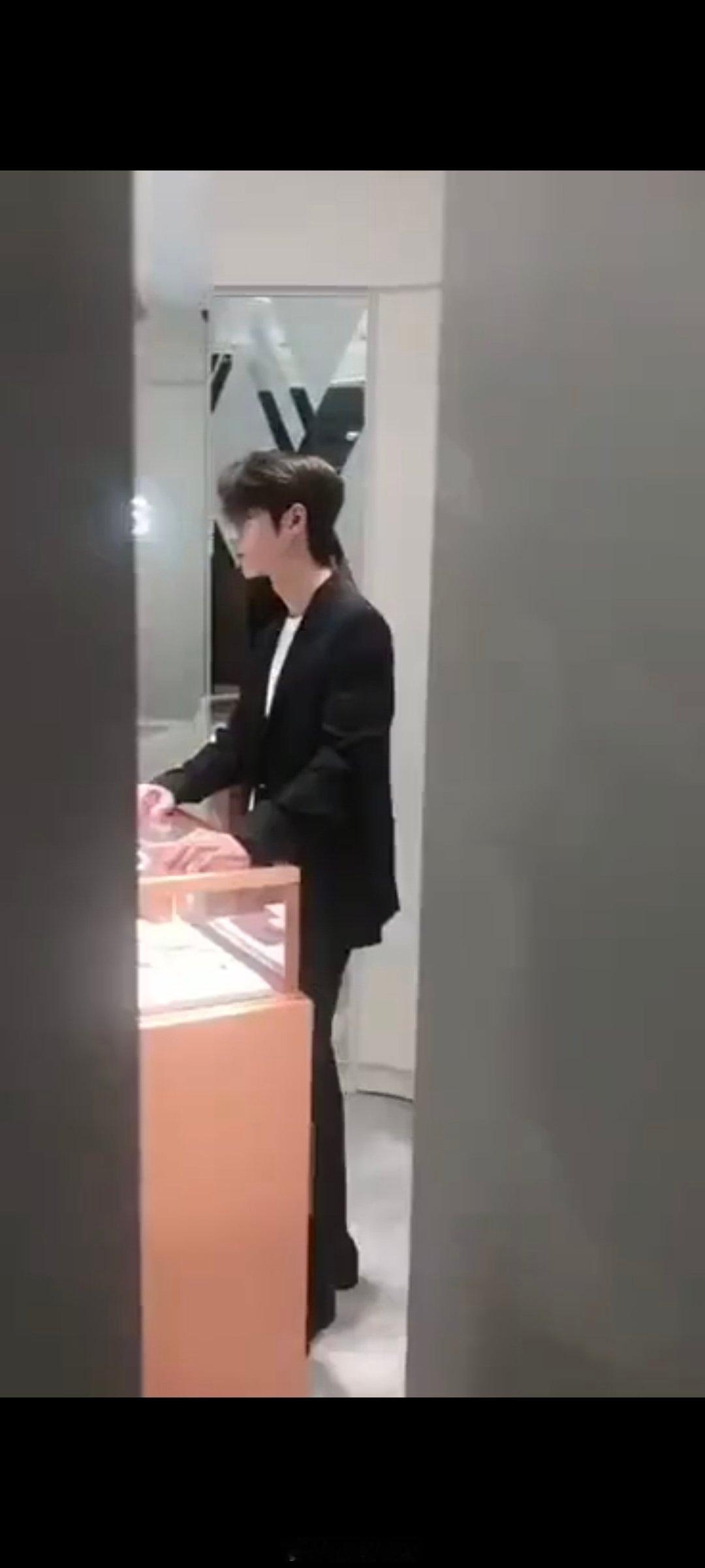 王一博候场侧面身材优越，身着蓝色套装的排练侧拍中，他反复打磨舞步，侧脸线条干净利