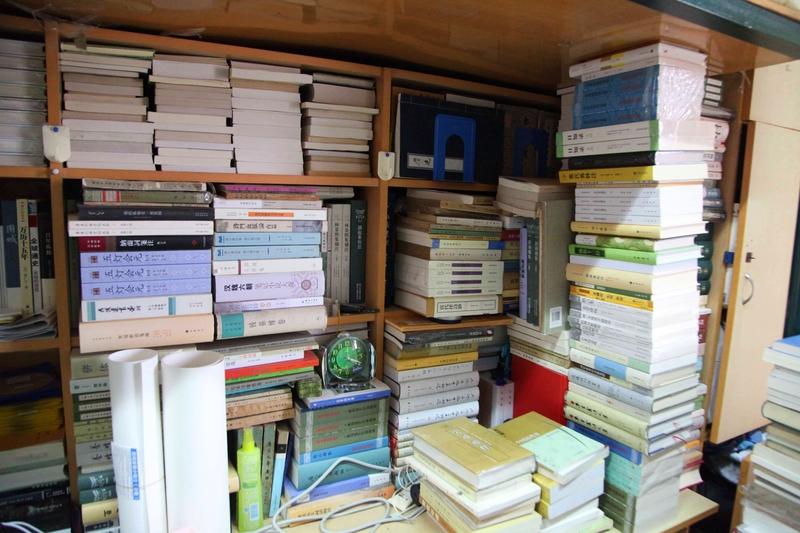 每天早上起来先整理书桌上的书本，这习惯超棒！我之前也和你一样，每天都会规整书本。