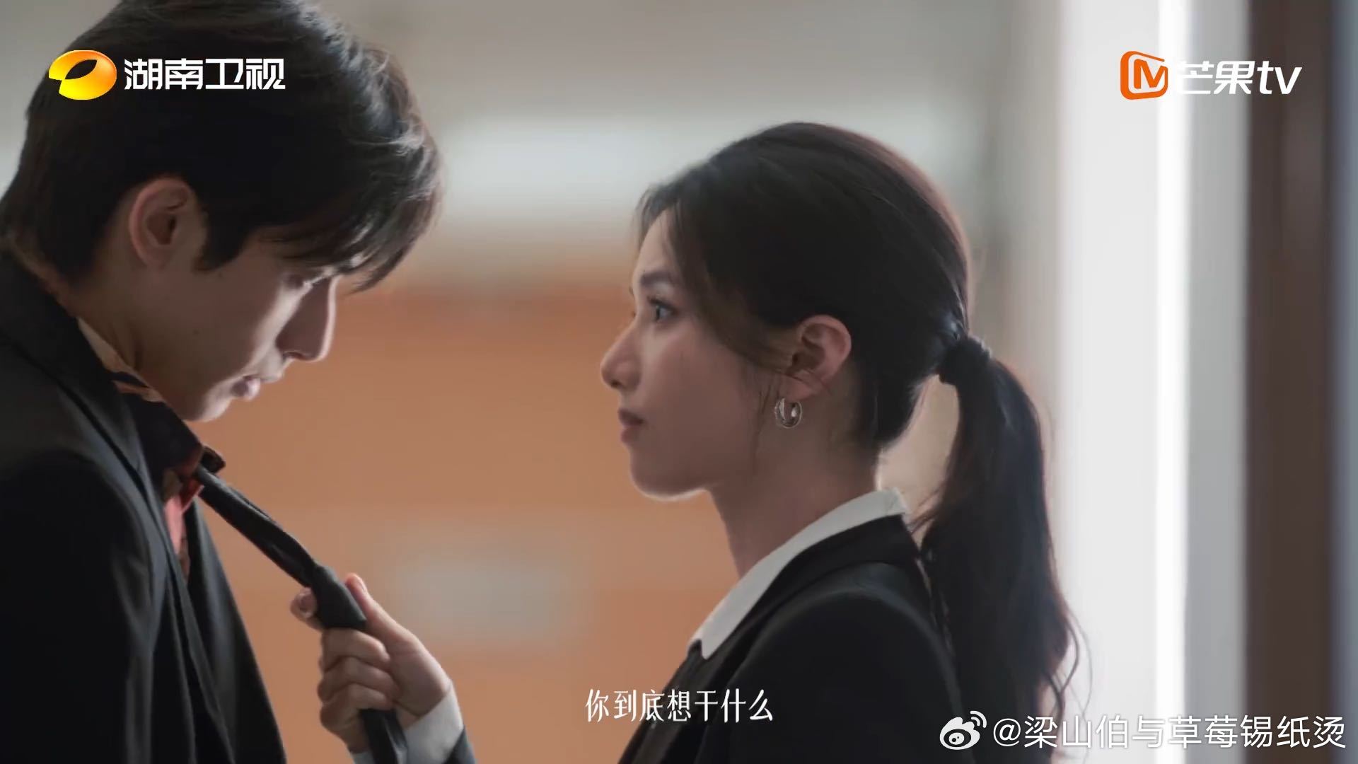 张婧仪拽宋威龙领带宋威龙壁咚张婧仪野狗骨头 预告里张婧仪拽领带那个力度，宋威龙壁