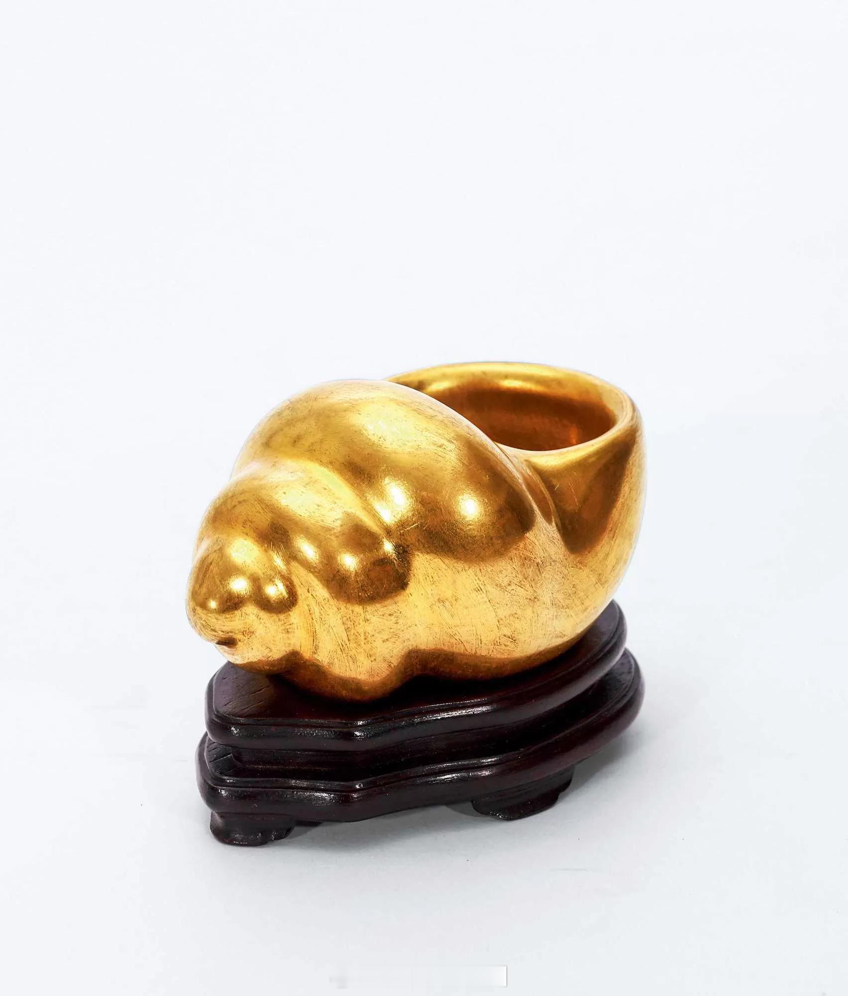 清乾隆 金彩海螺尺寸：长8.5cm来源：保利2025秋拍《闲中日月长—私家藏瓷玉