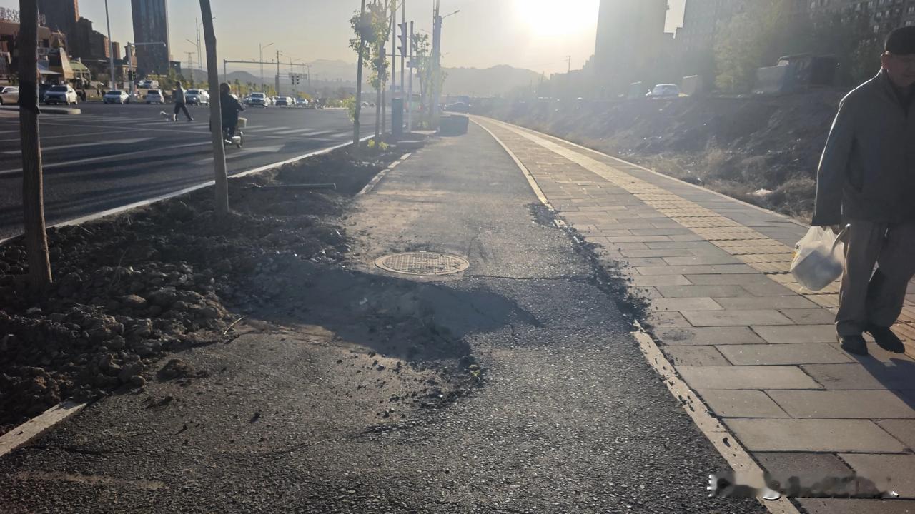 西泉街从西城阳光一路到悦府山水路段，人行道，非机动车道个别区域至今未修复，未铺设