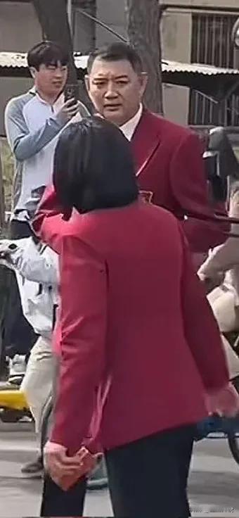 本着牛不喝水强按头和看热闹不嫌事大的心态，今天这一幕，还真是令人喜闻乐见的。
大