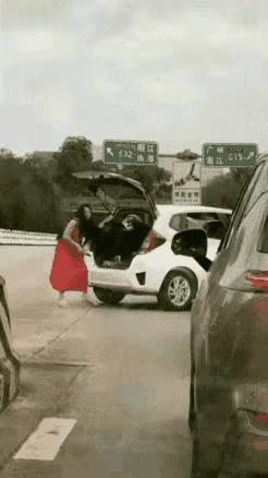 是不是山东路虎女暴打复员军人的处理结果给了她任性的理由？不然她哪来的勇气和底气？