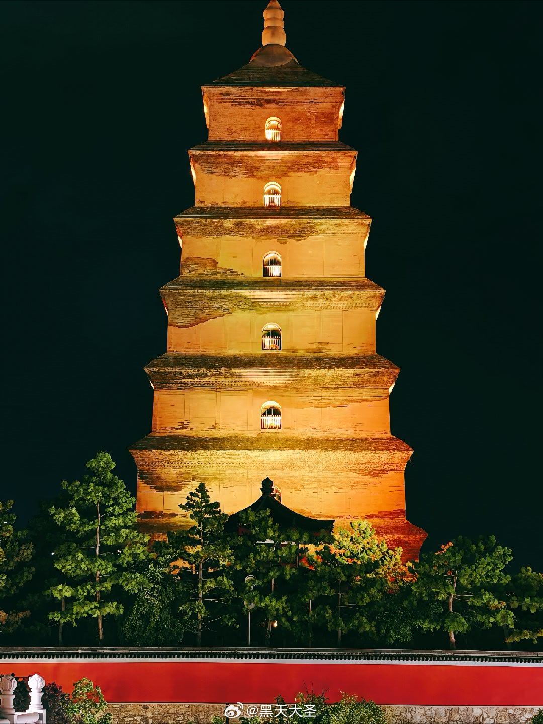 西安 人心中的成见，就像一座塔。装满了前世尘烟，应答着今生的苦。 西安