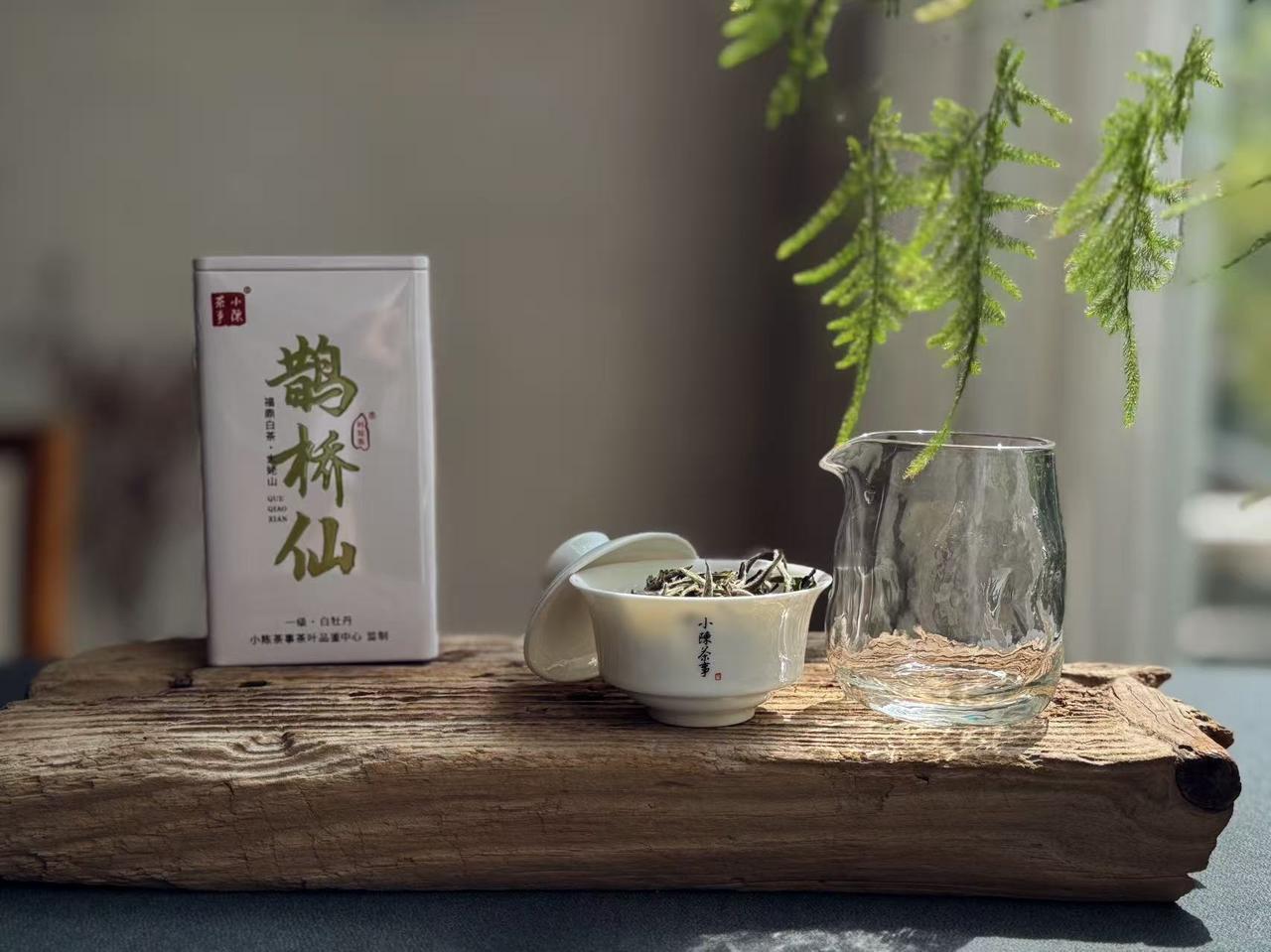 喝茶回甘是什么感觉？
回甘，指的是茶汤咽下之后，两颊、舌面慢慢涌现出的丝丝清甜感