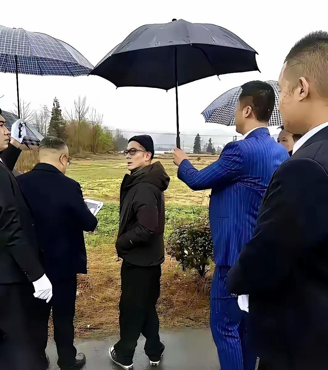 看了下面这个图片不知道你会想说点什么？撑伞的人在雨中淋着不撑伞的人却不用担心下雨