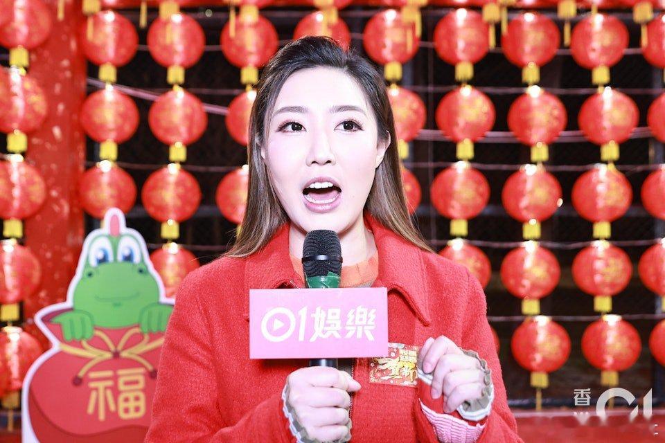 藝人林秀怡昨日（11日）現身將軍澳一花市拍攝賀年節目，一身紅火打扮充滿新年氣氛。