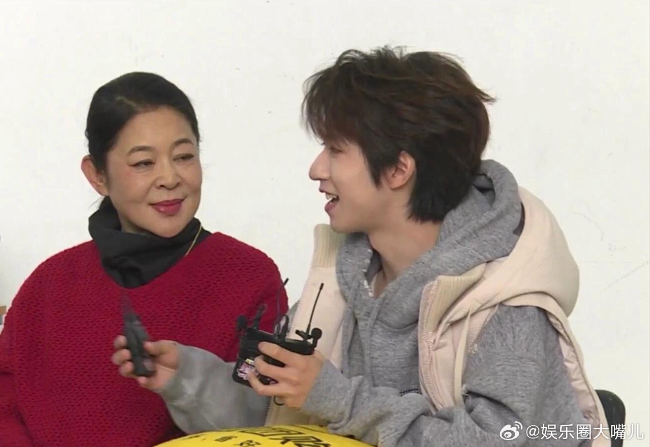 倪萍后悔没跟贺峻霖捆绑上 倪萍在线吃醋：唐国强天天和时代少年团玩，早知道我也和贺