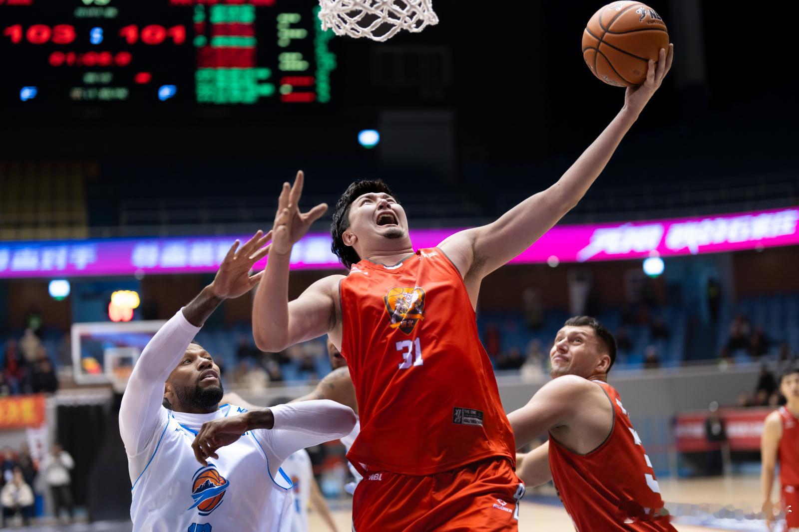 小刘眼中的cba 昨晚，NBL常规赛第14轮比赛，石家庄翔蓝与焦作文旅经历四个加