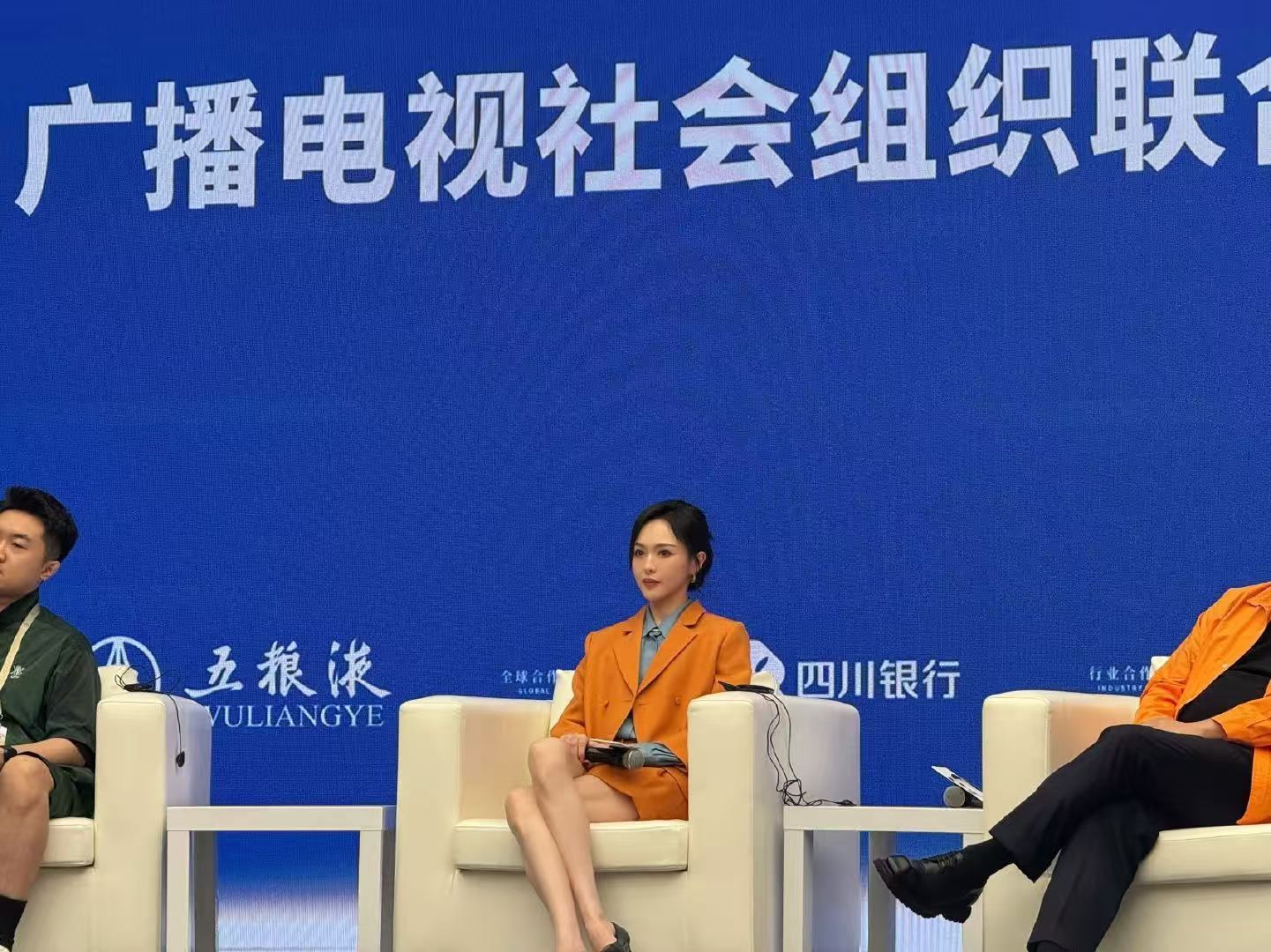 唐嫣金熊猫盛典生视频唐嫣金熊猫盛典生视频状态唐嫣金熊猫盛典生视频路透，状态超好！