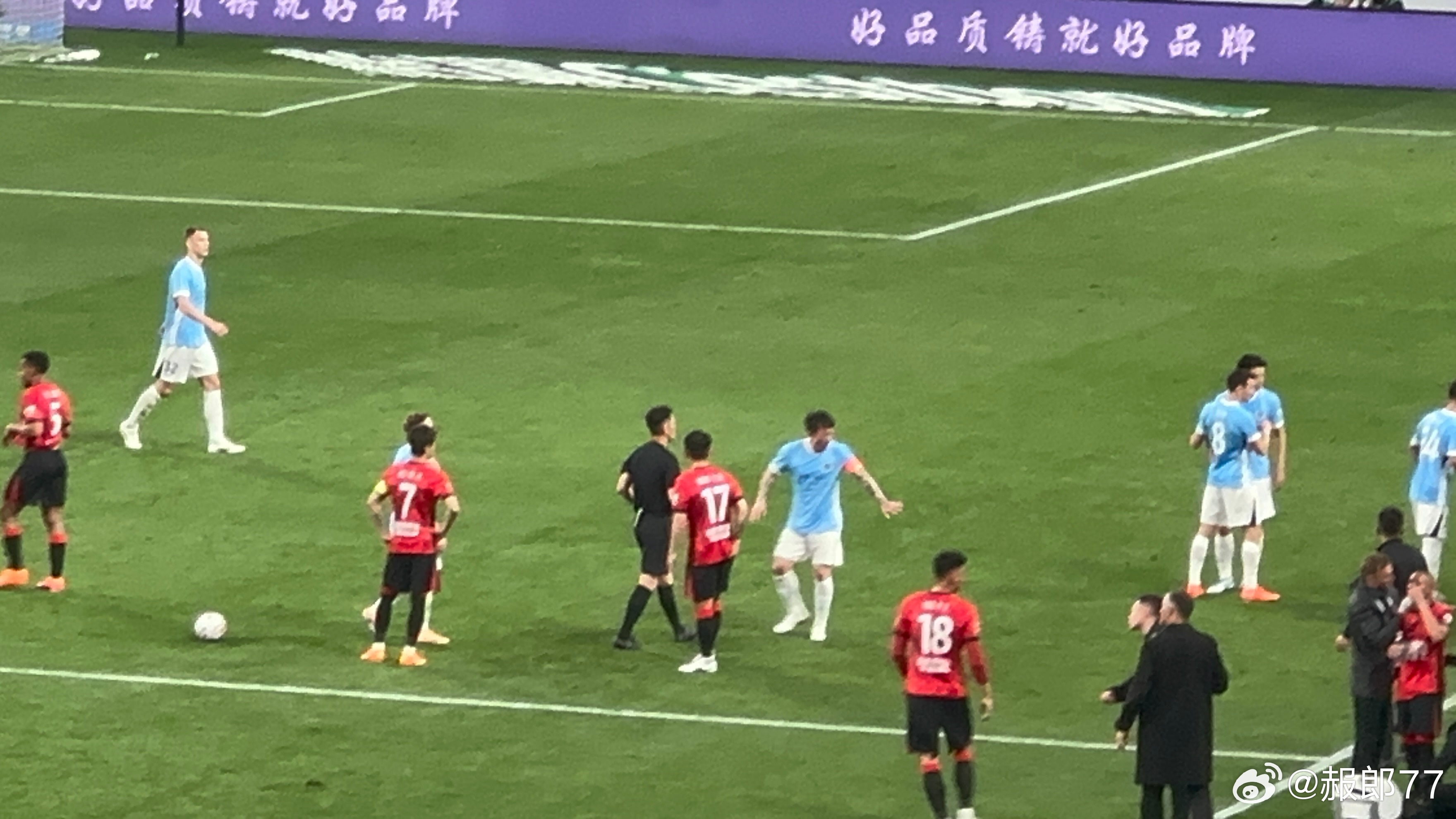 姜至鹏领2026中超首张红牌中超联赛 成都·五粮液文化体育中心