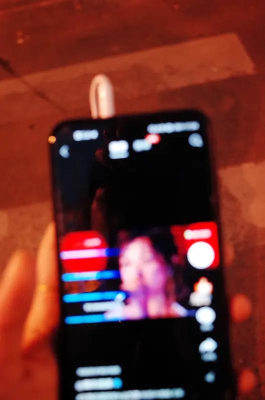 王濛在《浪姐》的直播简直是名场面不断。她那直爽的性格一上来就把气氛推向高潮。比如