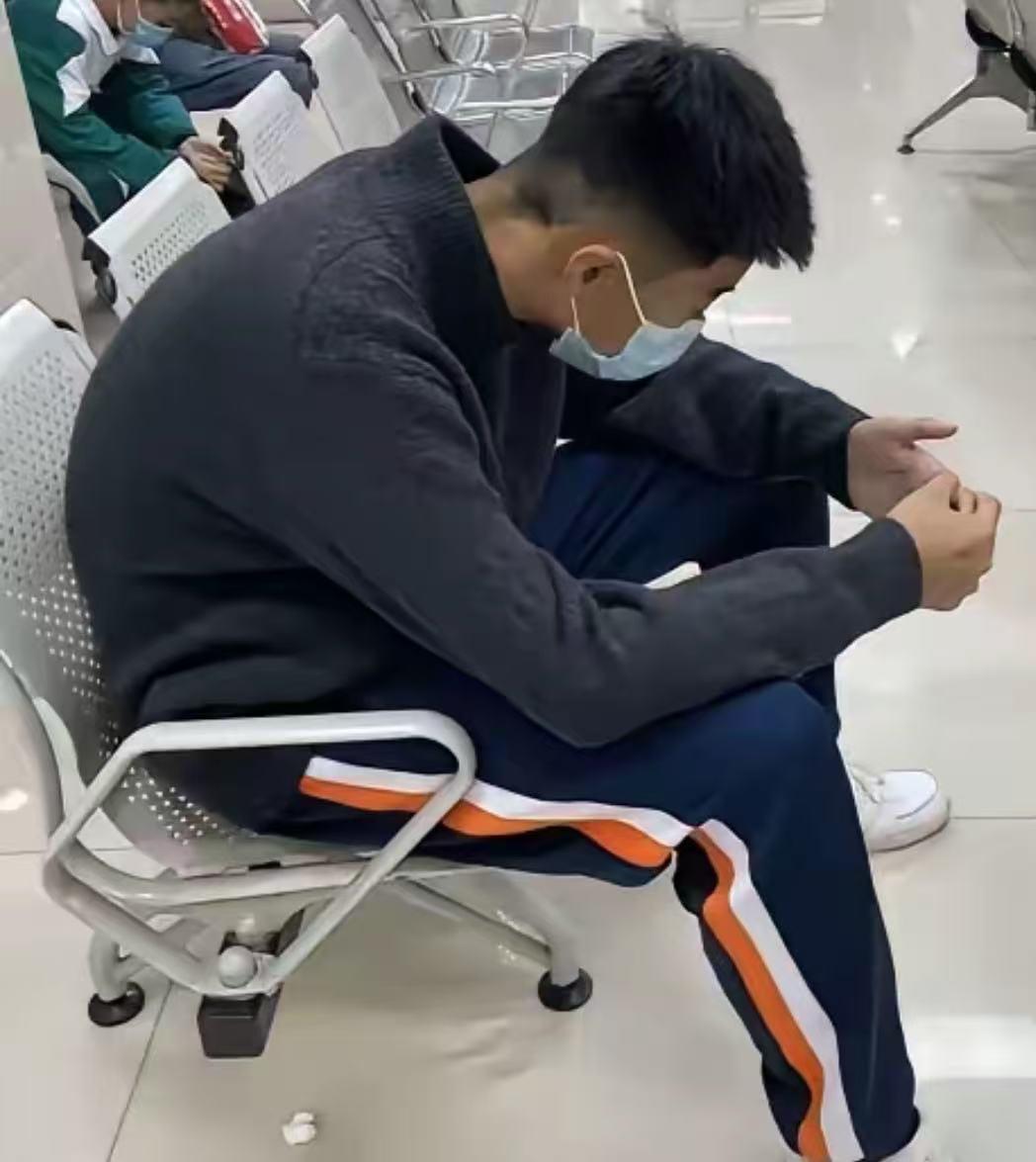 父亲抢救急需用钱，14岁男孩在医院给亲戚打了一圈电话，他们全说没钱！男孩心寒不已