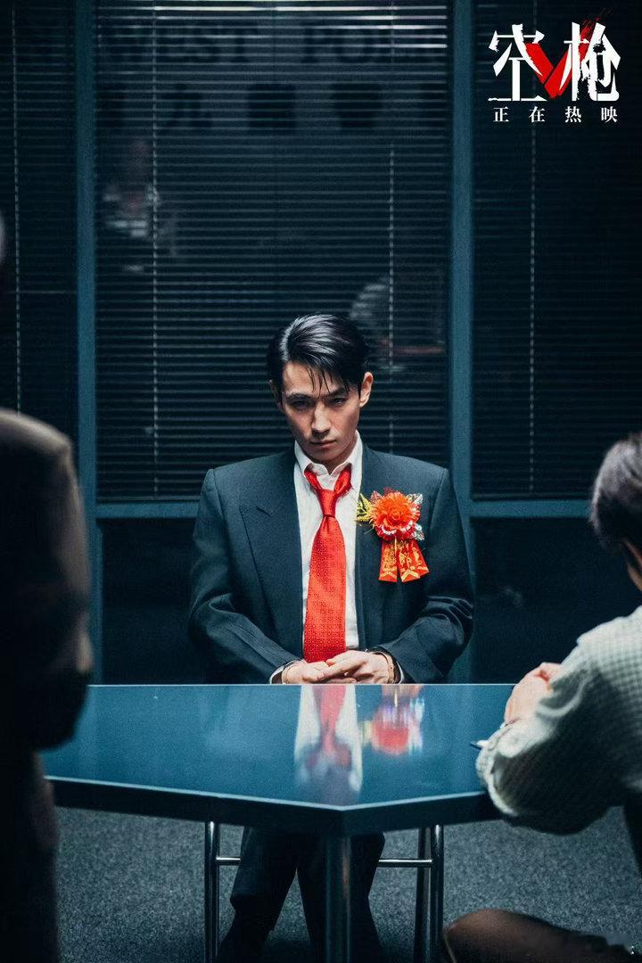 朱一龙演爽了我看爽了 港风黄金时代在朱一龙身上重现！看似漫不经心的一个表情，眼神