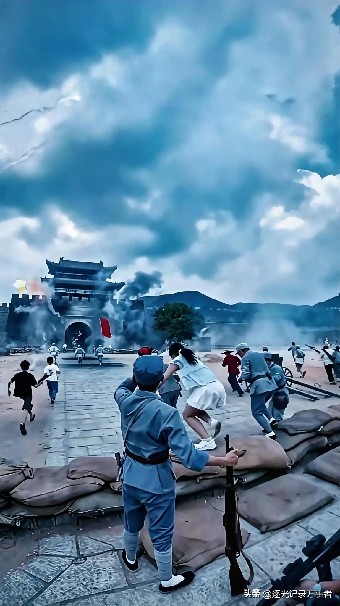 同样是沉浸式实景演出，两种观感却天差地别！
 
池州青阳《九华烽火》，硝烟漫过城