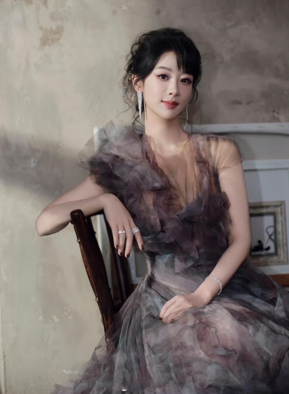 杨紫今日直播造型，《生命树》杀青后首个活动，美美哒 ​​​