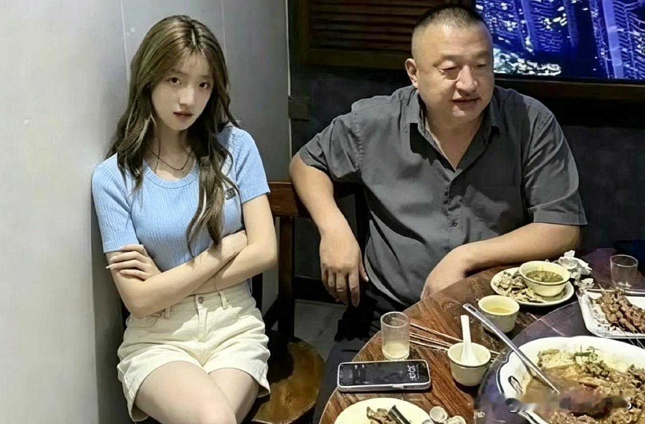 基因的力量有多离谱
这对父女同框直接看呆网友，五官神态简直复制粘贴。
爸爸圆脸眉