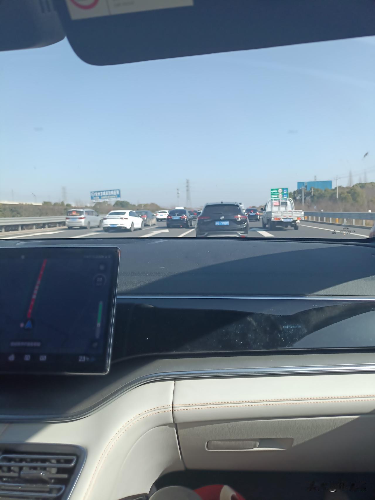 下午返程，偶尔有路段缓慢通行，总体通畅，就是沿途服务区停车位爆满。
我们从南通西