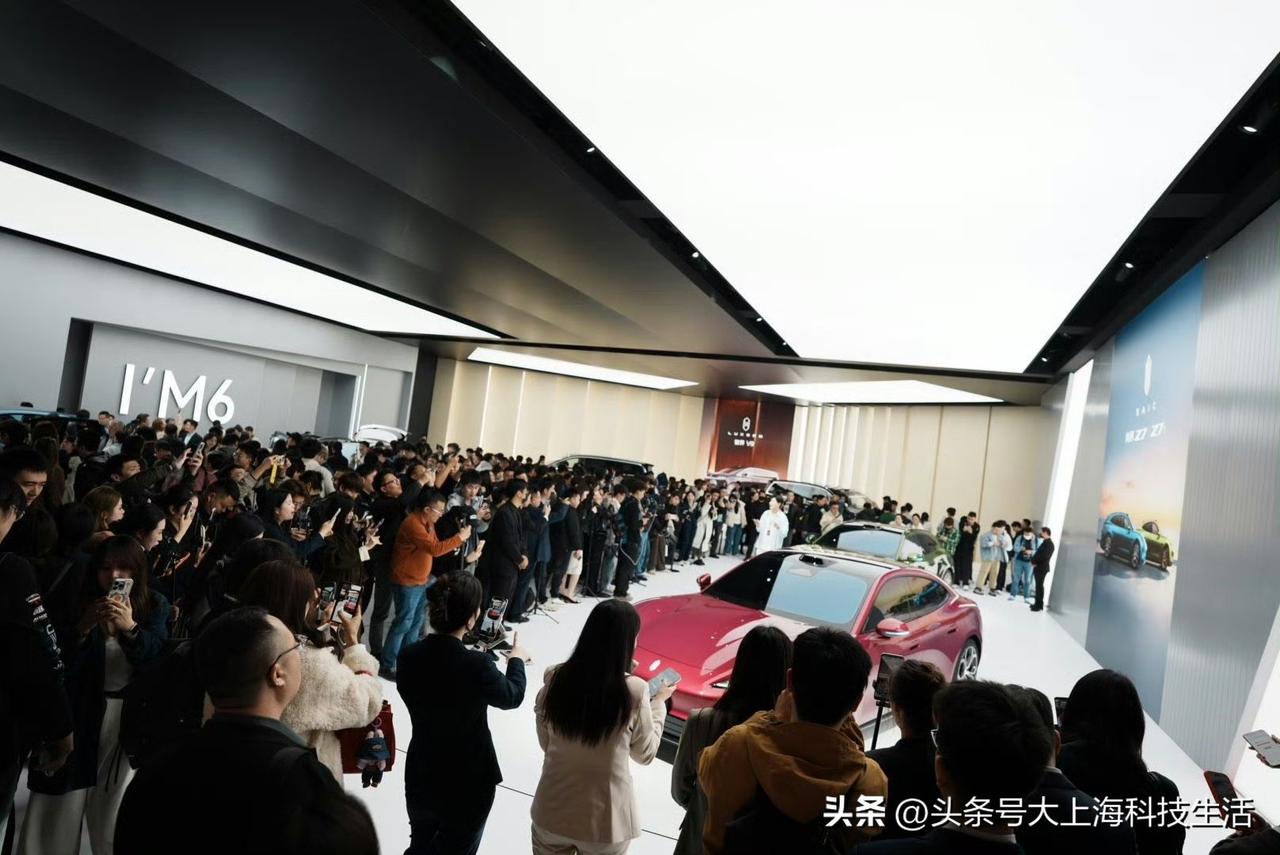 尚界这次把新车开到了街头，效果反而出奇好。尚界Z7现身长沙五一广场，直接让车在潮